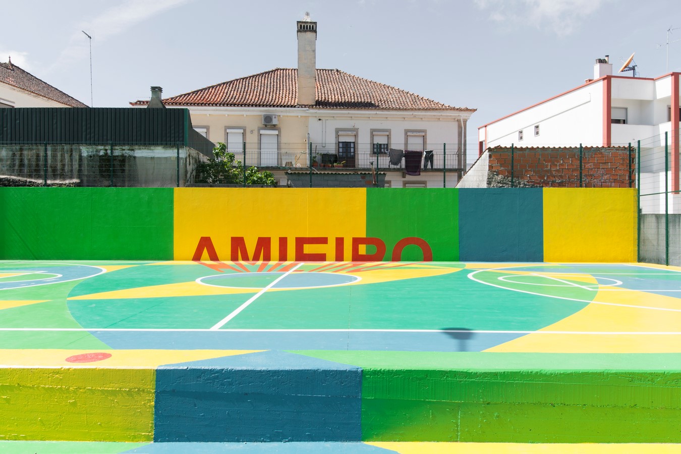 dbA设计的Amieiro篮球场。arquitectura -小型张