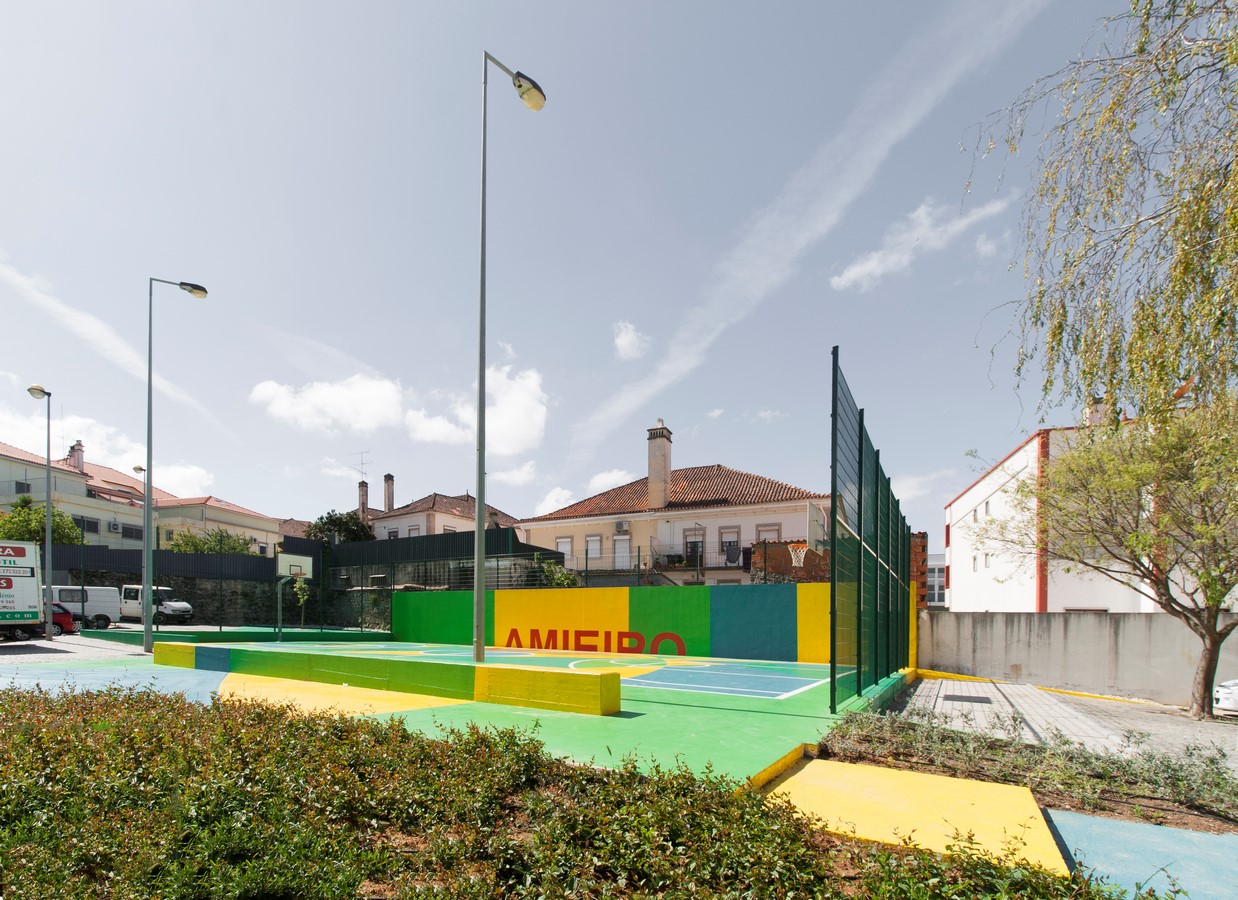 dbA设计的Amieiro篮球场。arquitectura -
