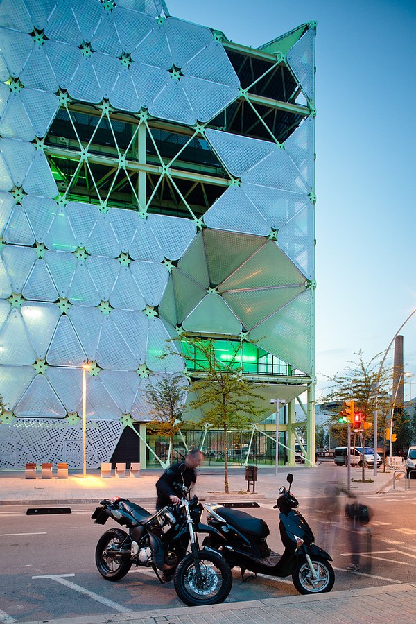 媒体议会，巴塞罗那:建筑性能的大胆方法- Sheet2