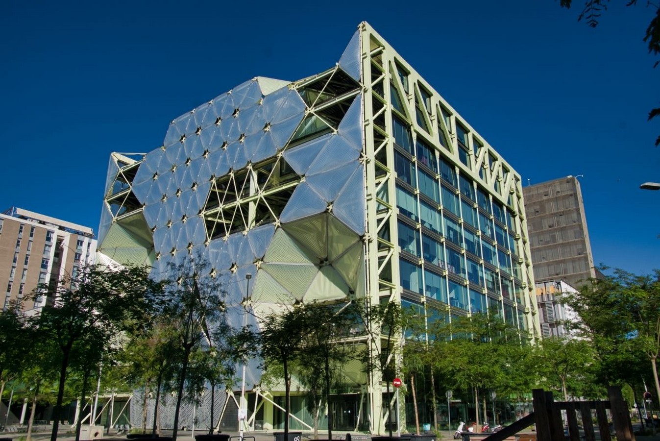 媒体议会，巴塞罗那:建筑性能的大胆方法-第5张