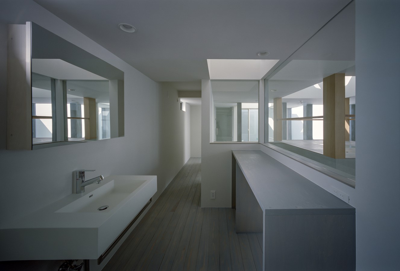 由藤原室建筑师设计的带有光的空洞的房子-小型张3