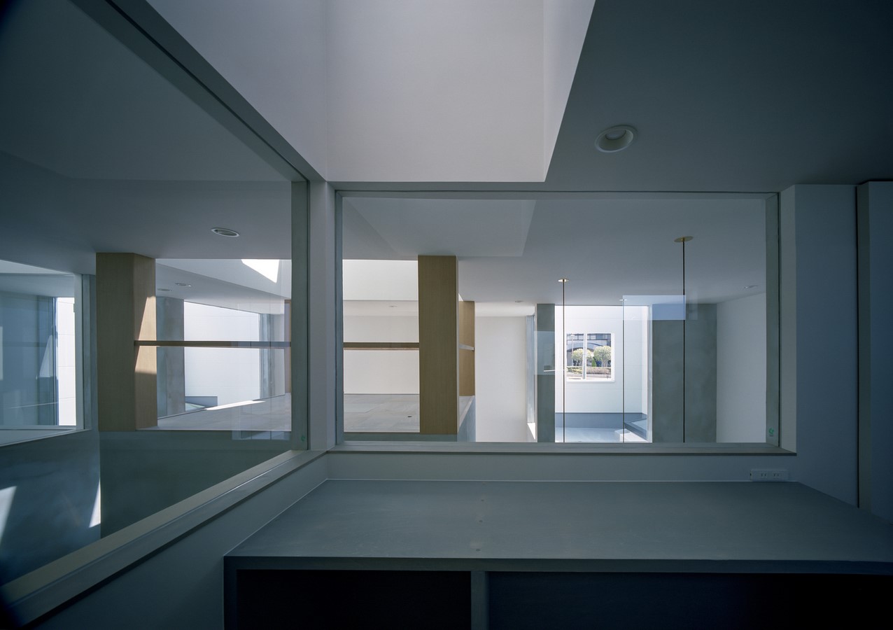 由藤原室建筑师设计的带有光的空洞的房子- Sheet6