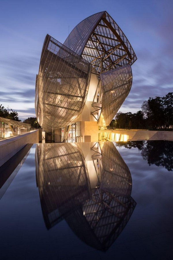 弗兰克·盖里:创造雕塑建筑的解构主义建筑师