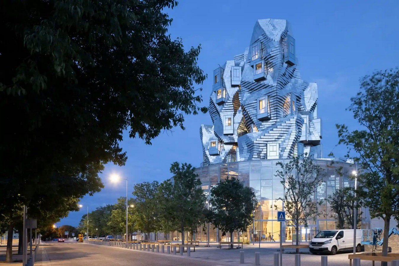 弗兰克·盖里:创造雕塑建筑的解构主义建筑师